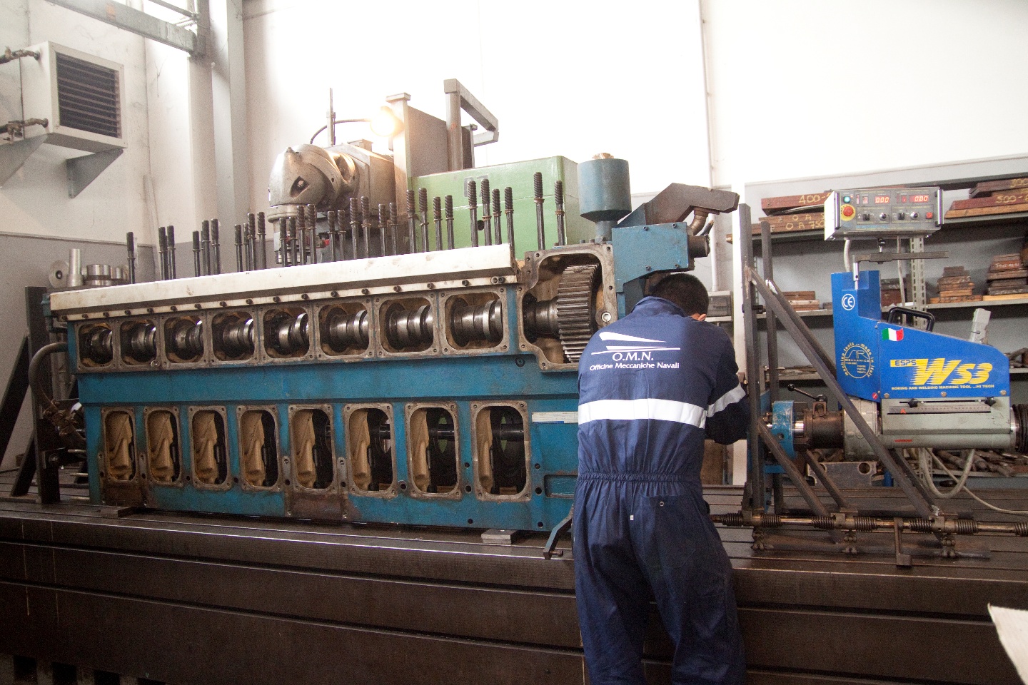 Precision maintenance on marine engines in a specialised workshop Precision maintenance on marine engines in a specialised workshop